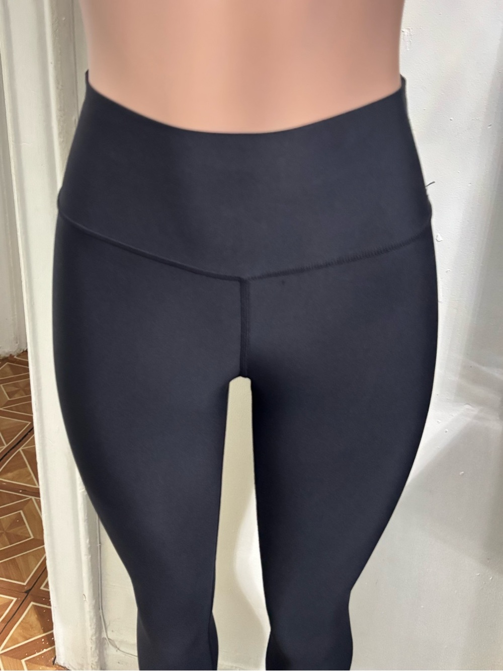 ALO YOGA Women’s High-Waist Airlift Black Leggings - Picture 5 of 14